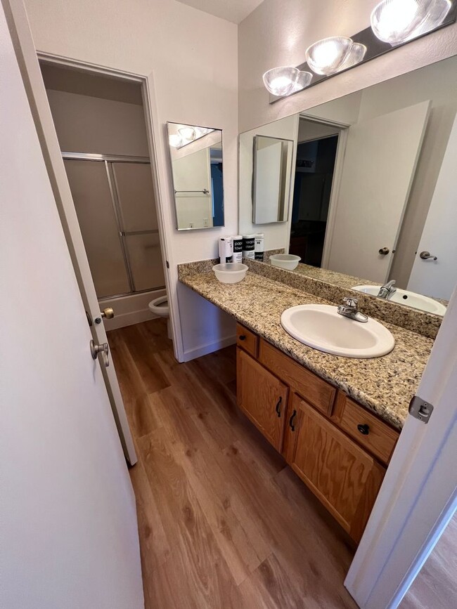 Building Photo - Great location close to shopping and trans...