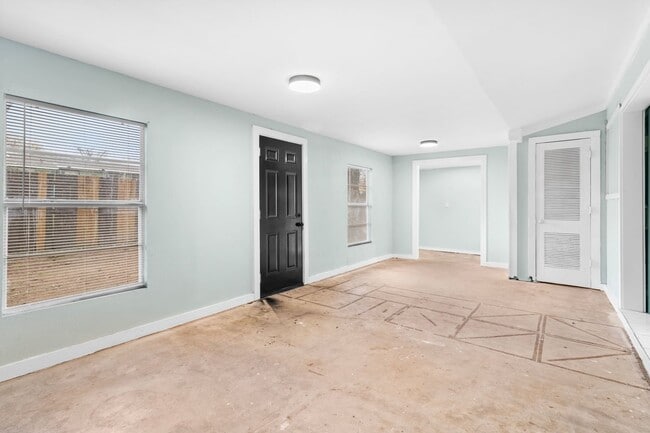 Building Photo - 527 Lively Dr