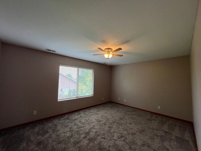 Building Photo - 480 SE Waco Pl