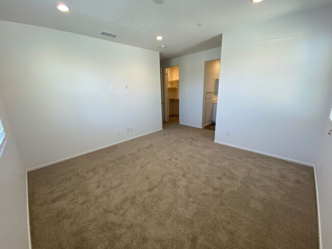 Building Photo - Like New 2 Bed 2 Bath Condo in Temecula