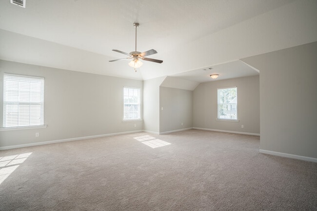 Building Photo - 647 Red Oak Ln