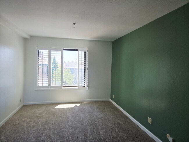 Building Photo - Top Floor Condo Unit