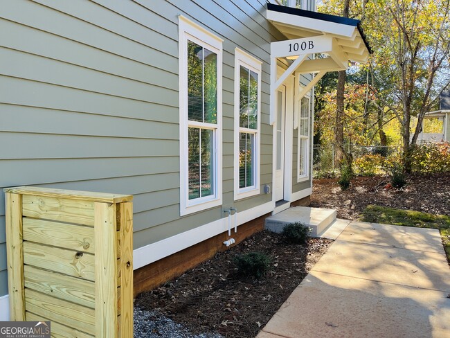 Building Photo - 100 Gardenia Ln