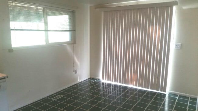 Building Photo - Spacious 3 Bed Duplex