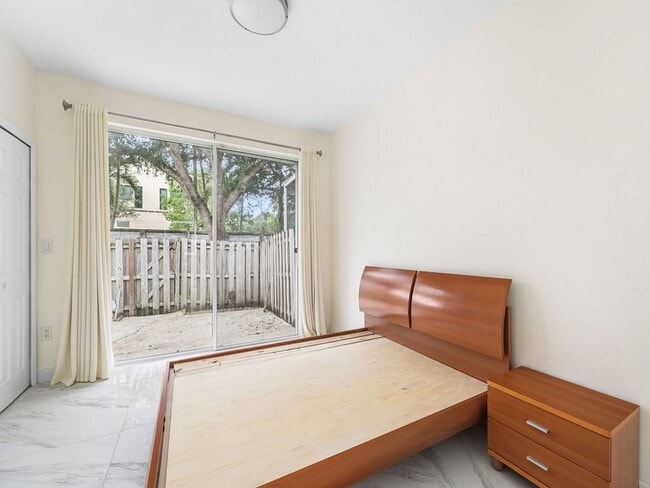 Building Photo - 7923 N Southwood Cir