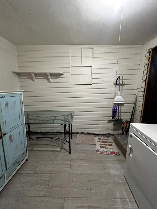 Building Photo - Brick home 3/1 available 3/1