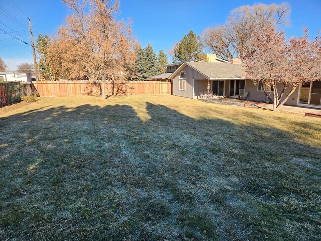 Building Photo - Large 3 bedroom home!