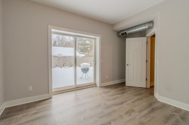 Building Photo - 933 E Front St