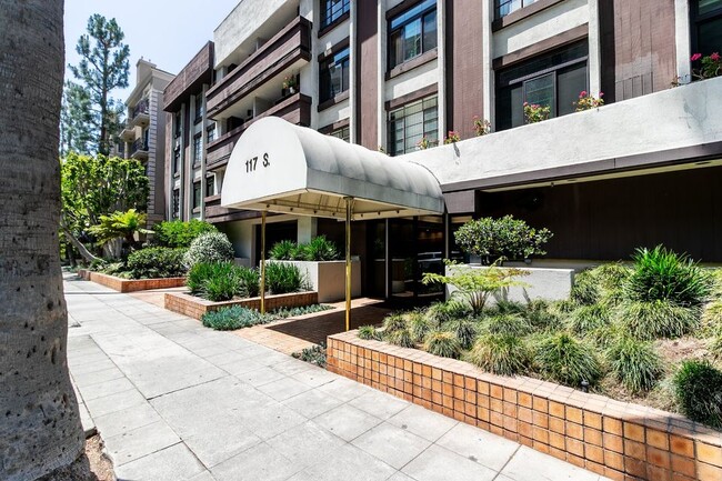 Building Photo - 117 S Doheny Dr