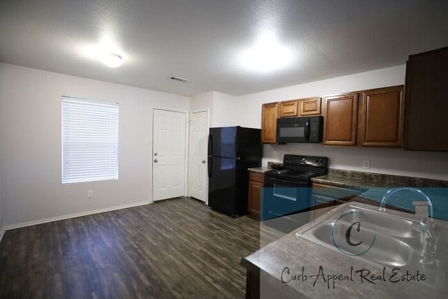 Building Photo - Move in special $900!! Beautiful 3 bed / 2 bath home with fenced back yard - Nettleton!!