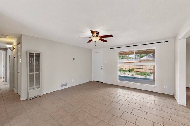 Building Photo - NE 3 bedroom 1 bath 1348/sf