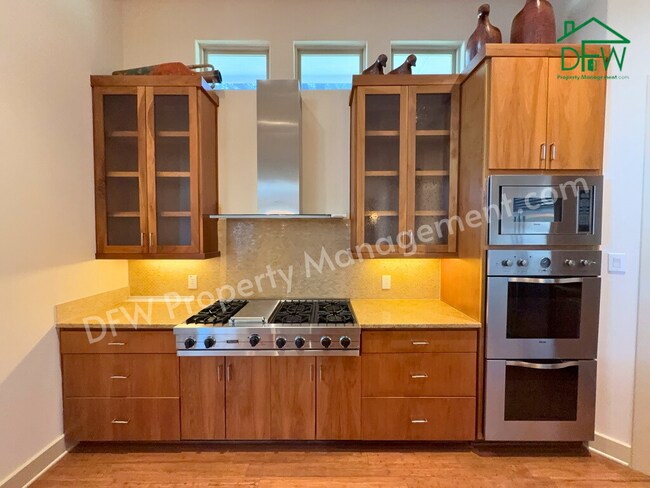 Building Photo - 4 Bedroom, 4 1/2 Bathroom Home with Pool for Lease in Irving