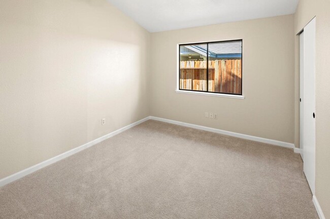 Building Photo - Beautiful 3/2 in Roseville!