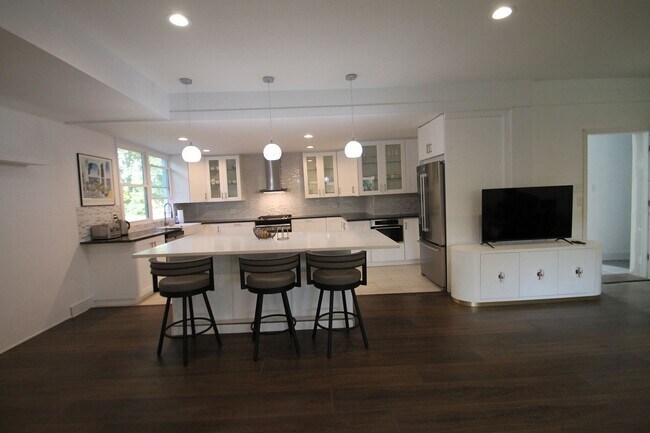 Building Photo - 421 Lakeside Dr