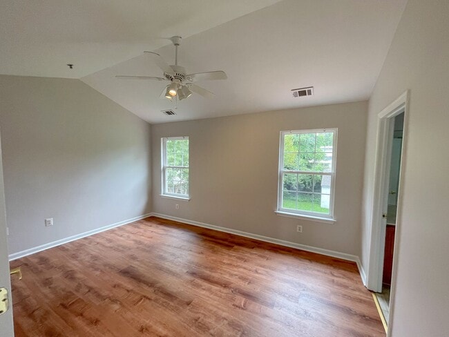 Building Photo - Lovely Traditional 5BR/3BA home in excelle...