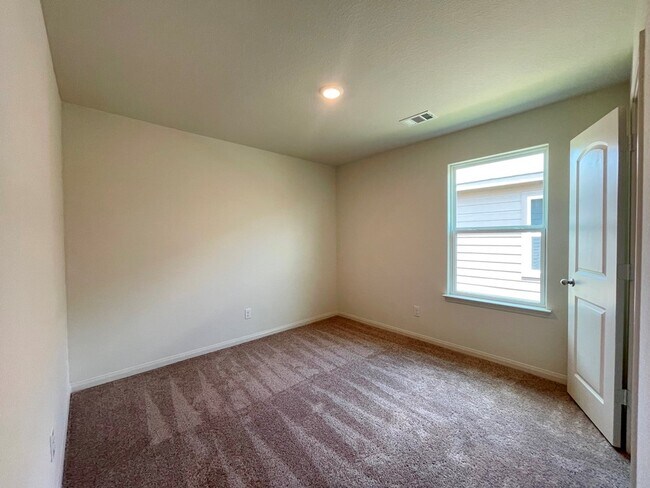 Building Photo - 313 Cres Park Dr