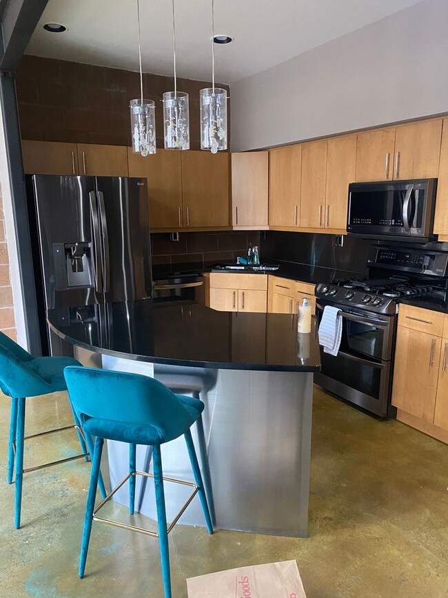 Building Photo - Contemporary 2 Bedroom, 2.5 Bath townhouse...