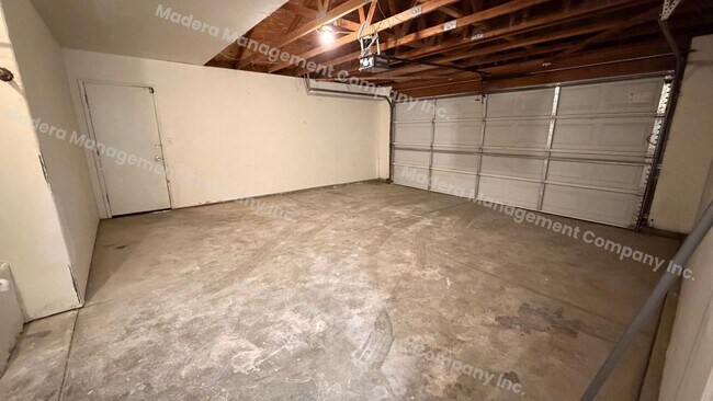 Building Photo - 4 Bed/ 2 Bath Available Now!