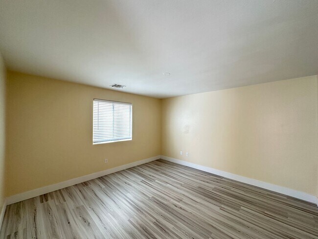 Building Photo - FALCON POINTE