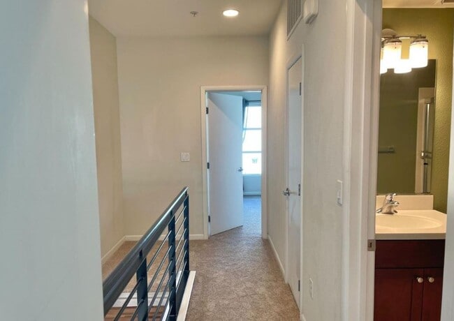 Building Photo - 32 Glashaus Loop