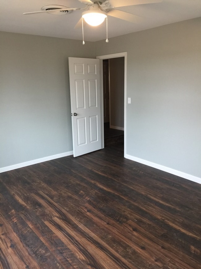 Building Photo - FOR LEASE!!