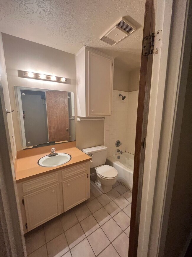 Building Photo - Great 3/2 House for Lease