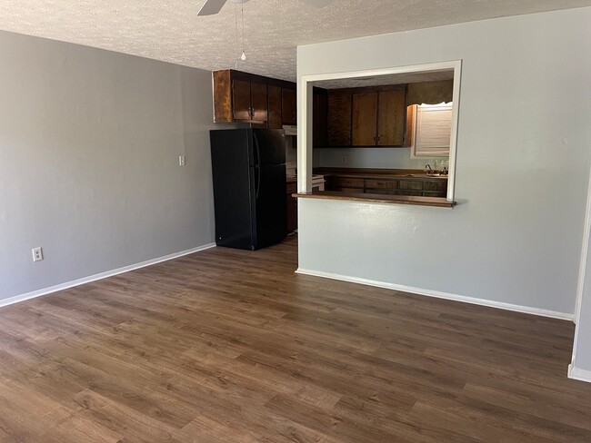 Building Photo - 2BR 1 Bath Duplex off Whitehead Rd! Availa...