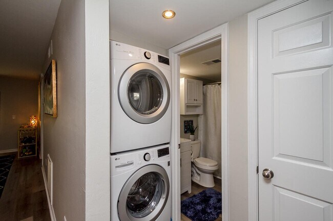 Building Photo - 1002 Windsong Cir