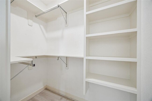 Building Photo - 11201 Lynbrook Dr