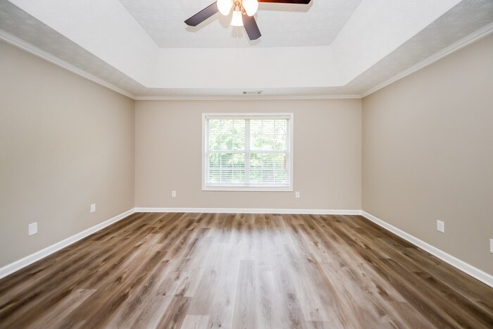 Building Photo - 700 Castlebrooke Dr SE
