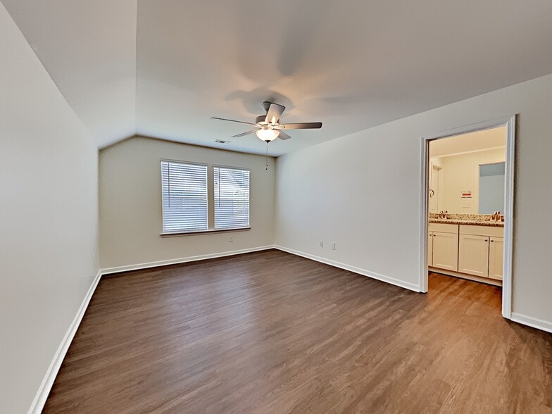 Building Photo - 307 Camp dr