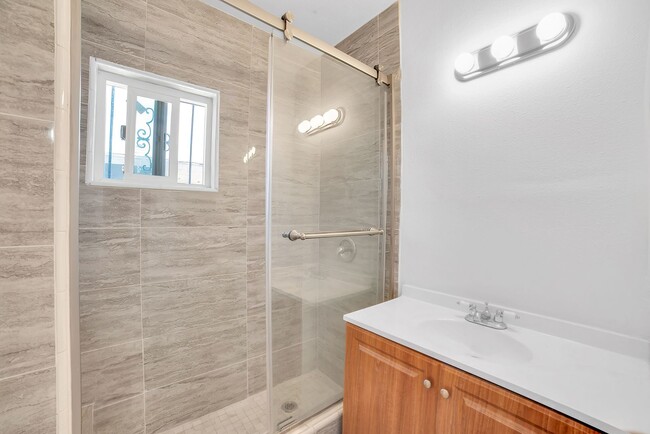 Building Photo - BEAUTIFUL RENOVATED SINGLE BED AND BATH UN...