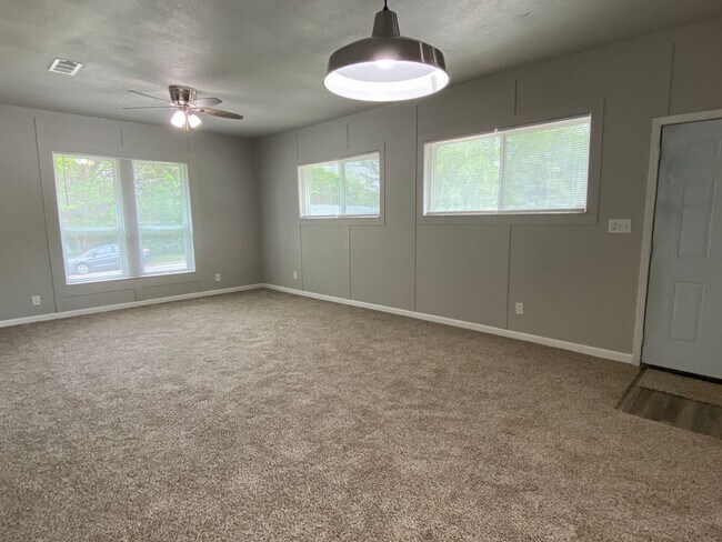 Building Photo - 1101 W Lone Star Ave