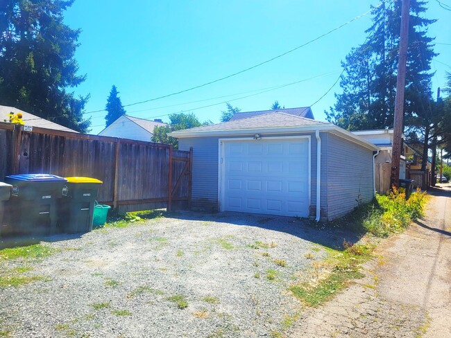 Building Photo - Charming Two Bedroom Home with Beautiful Y...