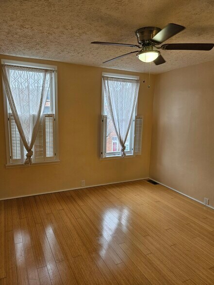 Building Photo - 635 S Decker Ave
