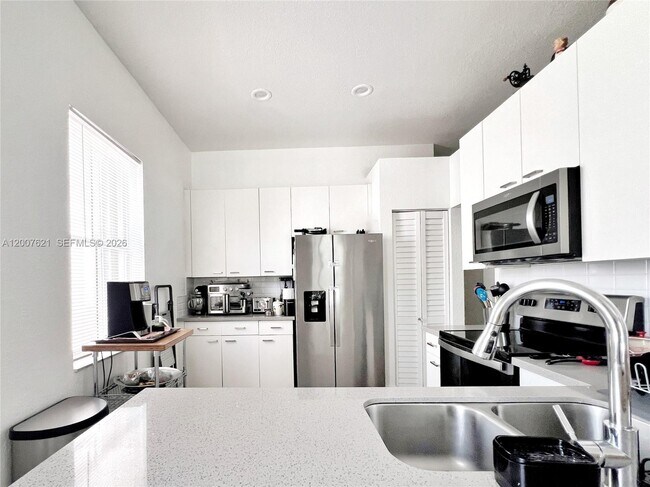 Building Photo - 1901 Cedar Ct