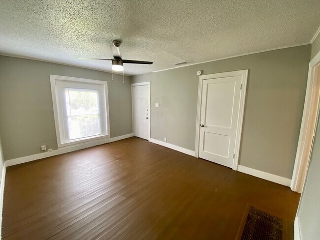 Building Photo - Charming home with a large fenced backyard...
