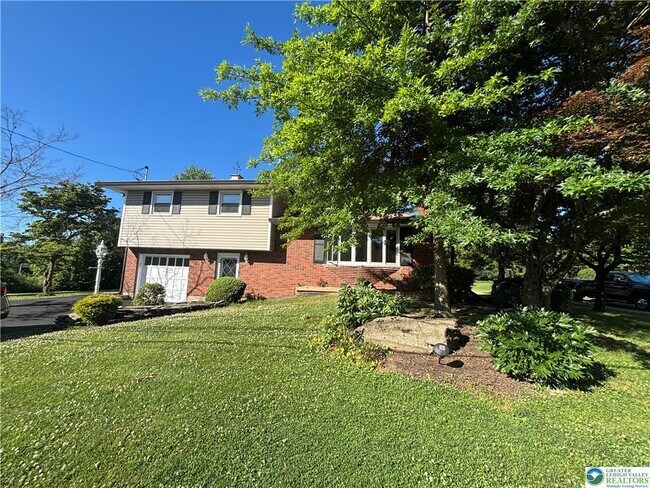 Building Photo - 3200 Highland Dr