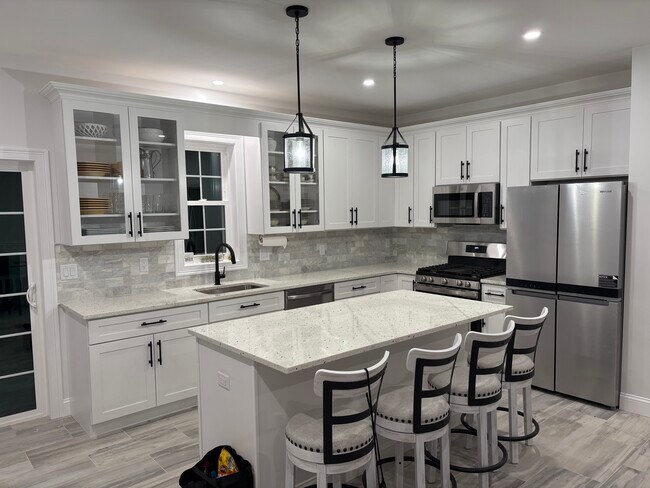 Building Photo - 724 Holmdel Rd