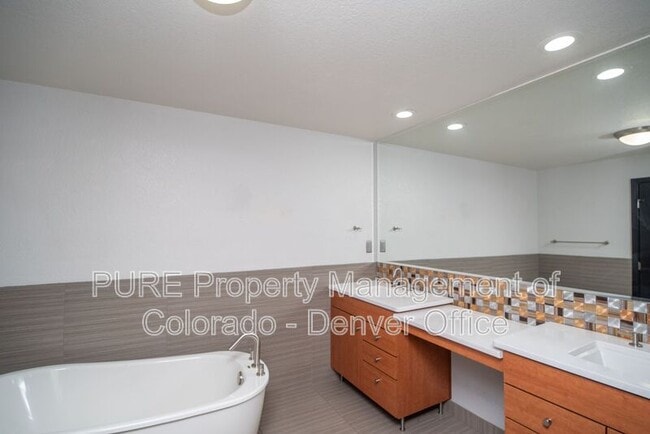 Building Photo - 1499 Blake St