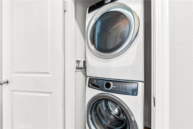 Building Photo - 6331 Pacific Wy