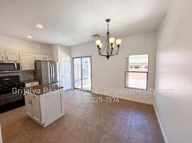 Building Photo - 880 West Calle Valenciana