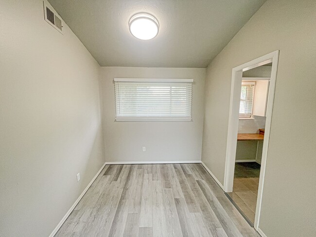 Building Photo - Updated 3/1 Home with Vaulted Ceilings & Large Fenced Backyard