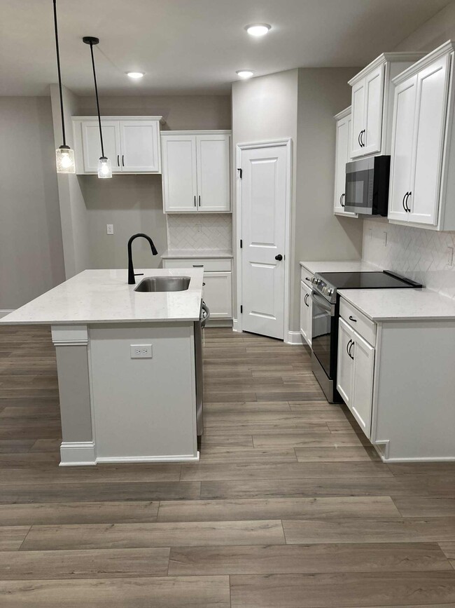 Building Photo - 434 Ronnie Drive SE