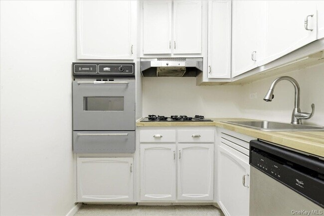 Building Photo - 70-25 Yellowstone Blvd