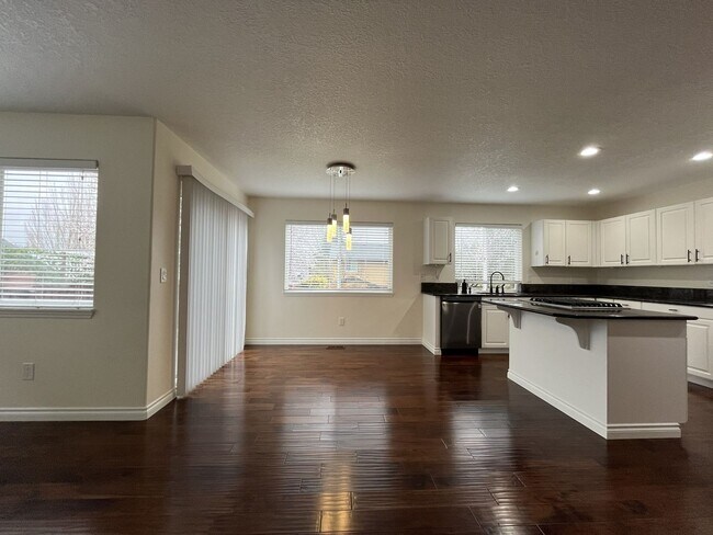 Building Photo - Grand 5 Bedroom Home Featuring 19ft Ceilings, Family Room & Main-Level Suite