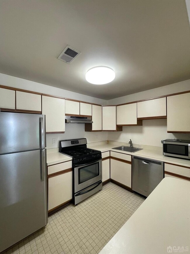 Building Photo - 905 Woodhaven Dr