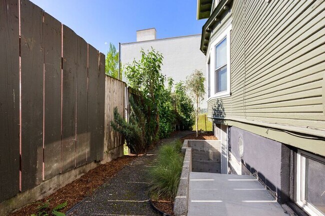 Building Photo - 1617 NE Couch St