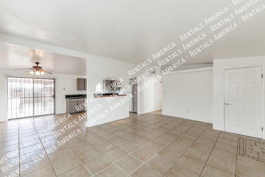 Building Photo - 801 E Holaway Dr