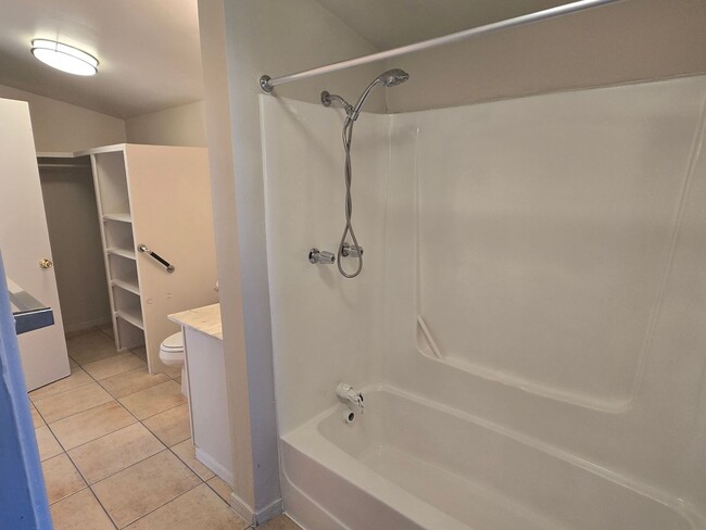 Building Photo - 2-bedroom, 1 bath near Ellsworth